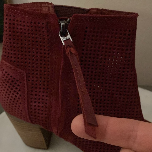 EUC TOMS “Majorca” Peep Toe Perforated Burgundy Wine Suede Ankle Booties Sz 7.5 - Picture 7 of 17